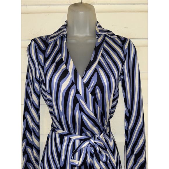 Diane Von Furstenberg 100% Silk Long Sleeve Wrap Dress Size 2 - Picture 2 of 9
